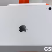 Задняя часть нового iPad с логотипом Apple и стилусом