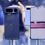 Нубия NaviX Ultra на выставке WAIC два смартфона задняя панель