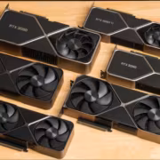 Набор видеокарт Nvidia RTX 3090 RTX 3080 Ti RTX 3080 на деревянной поверхности