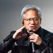 Nvidia ведёт переговоры о покупке Hugging Face за более чем $13 млрд 1 Человек с микрофоном в руке, Nvidia и Hugging Face