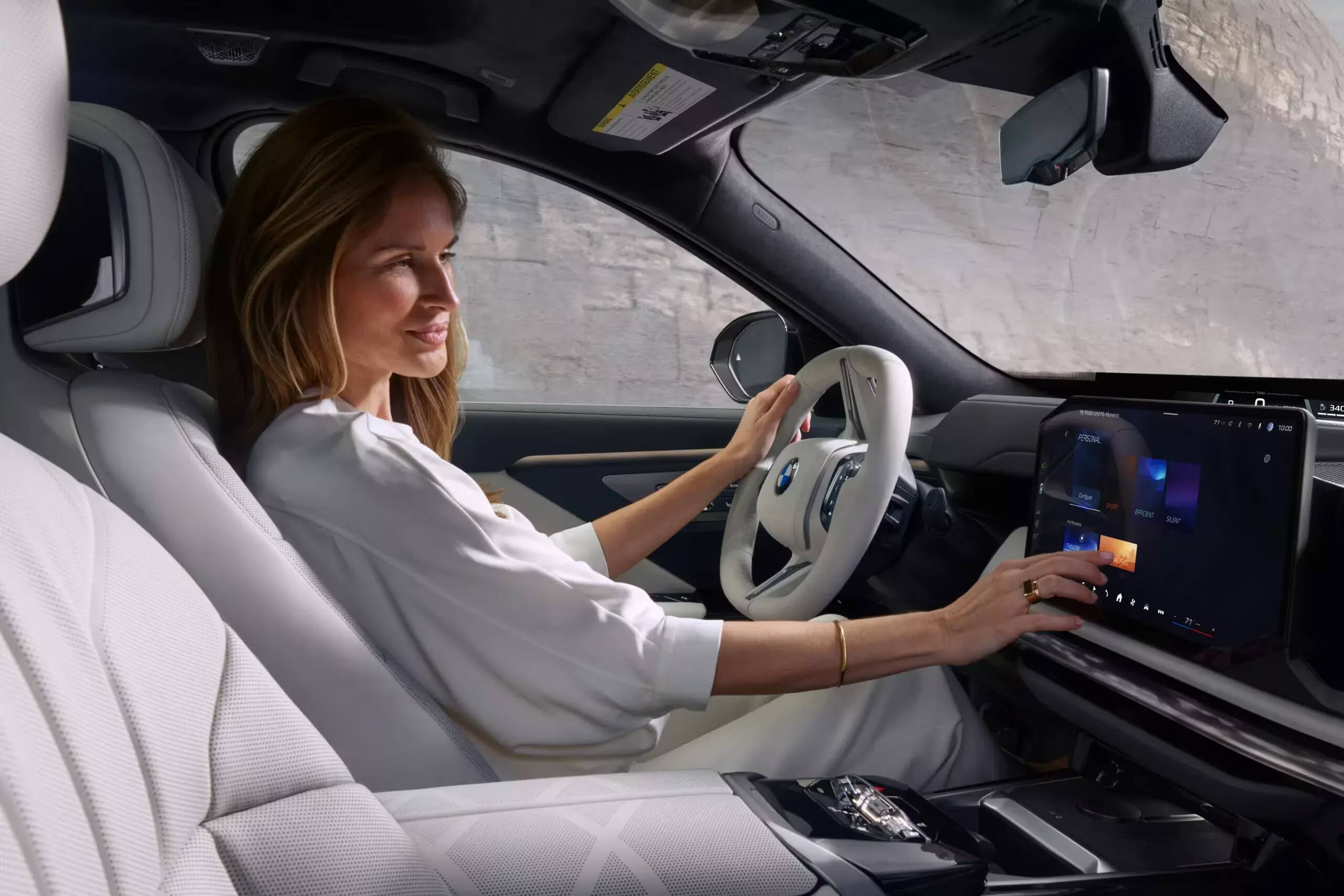 Обновлённые седаны BMW 7 серии привезли в Россию по цене от 24,8 млн рублей 1 Женщина за рулём обновлённой BMW 7 серии в салоне автомобиля