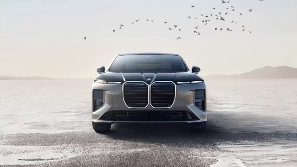 Обновлённые седаны BMW 7 серии привезли в Россию по цене от 24,8 млн рублей 2 Черная новая BMW 7 серии на солнечной равнине