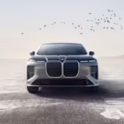 Черная новая BMW 7 серии на солнечной равнине