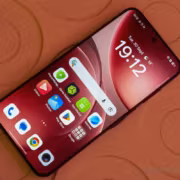 Смартфон Oppo Find X10 с оформлением дисплея