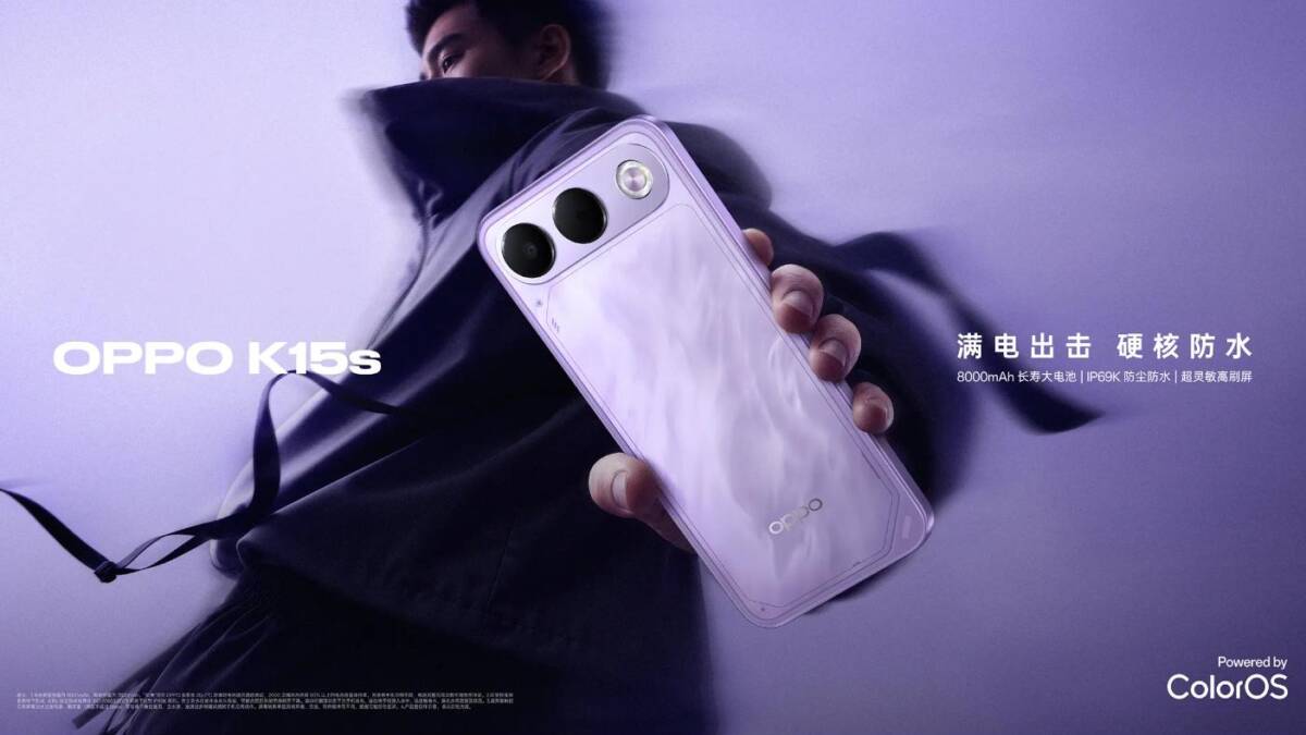 ОППО K15s человек держащий смартфон с задней стороны
