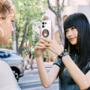 Oppo выпустила в России Reno 16 с камерой на 200 Мп и ценой от 41 999 рублей 3 Две девушки фотографируются с Oppo Reno 16 на улице