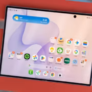 Первая скидка на Galaxy Z Fold 8 опустила цену складного смартфона до $1 650 1 Складной смартфон Galaxy Z Fold 8 на красной скамейке