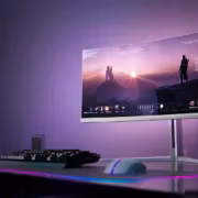 гибкий монитор Philips Evnia 34M2C8600P на рабочем месте