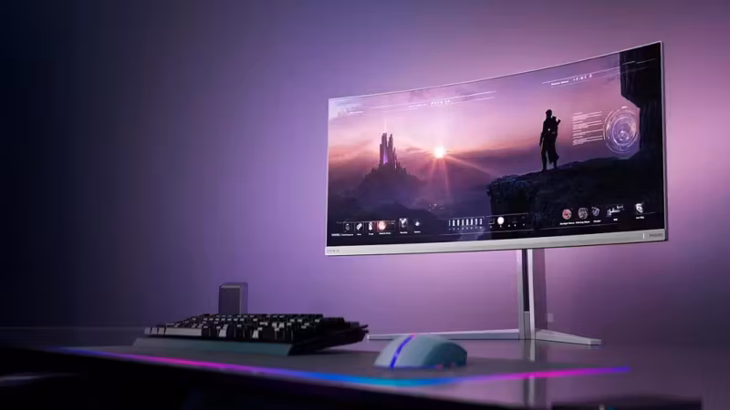 гибкий монитор Philips Evnia 34M2C8600P на рабочем месте