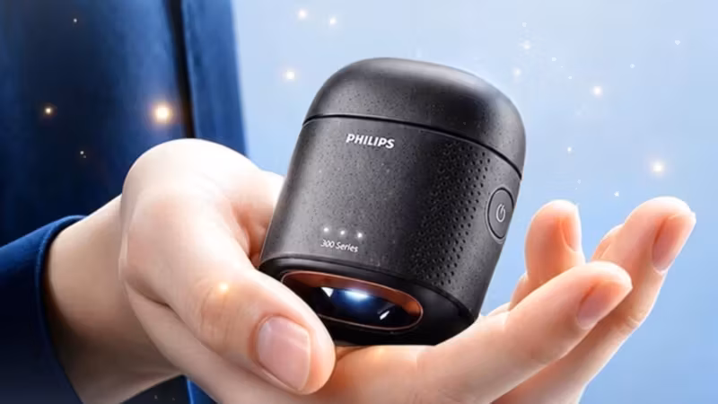 Фонарик Philips Firefly в руке человека