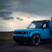 Пикап Slate Truck и человек возле него