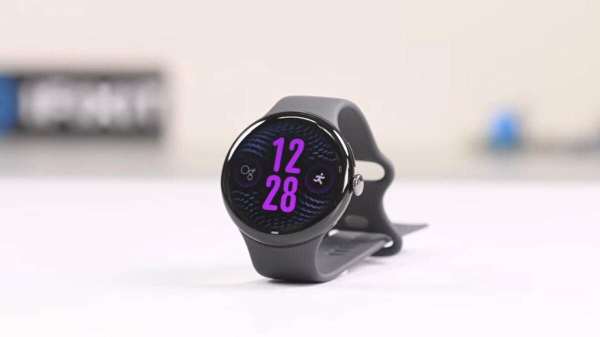 умные часы Pixel Watch 5 на белом фоне