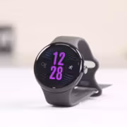 умные часы Pixel Watch 5 на белом фоне