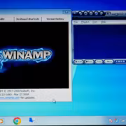 Плеер Winamp вернётся в 2027 году с подпиской и каталогом Deezer 8 Экран компьютера с Winamp и плеером Deezer в углу