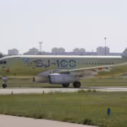 Самолет Sukhoi Superjet 100 на взлётной полосе