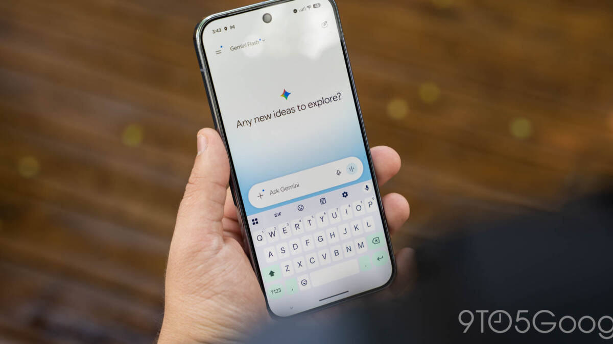 Держит смартфон Google Pixel с приложением Gemini