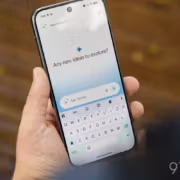 Приложение Gemini заменит Gems на навыки с 17 ноября 2026 года 4 Держит смартфон Google Pixel с приложением Gemini
