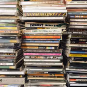 Кассеты и CD-диски на полках в магазине