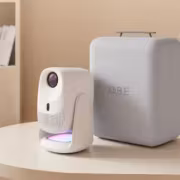 Проектор OBE C5 Pro получил поворотный шарнир и яркость 600 CVIA лм 1 Проектор OBE C5 Pro иго с серым кейсом и цветком
