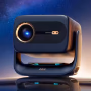 Портативный проектор OBE R3 Ultra Max на фоне ночного неба