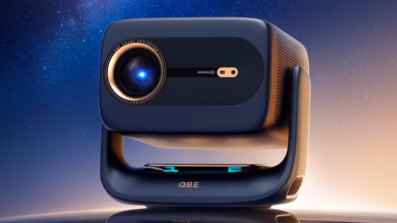 Портативный проектор OBE R3 Ultra Max на фоне ночного неба