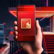 Qualcomm представила чипы Snapdragon с локальными ИИ-моделями на 30 млрд параметров 3 смартфон с чипом Snapdragon в руке городской пейзаж