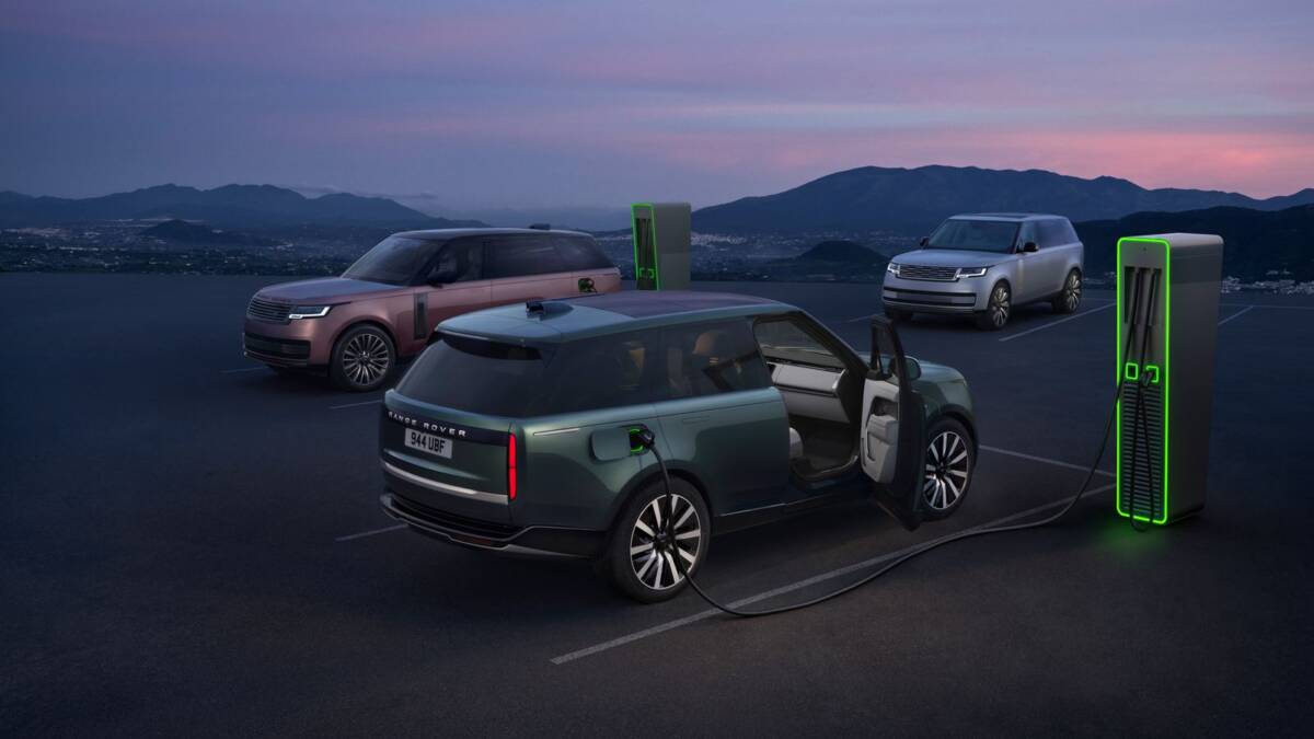 Электромобили Range Rover Electric на парковке зарядка