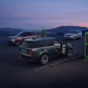 Range Rover Electric отложили до следующего года после долгих испытаний 2 Электромобили Range Rover Electric на парковке зарядка