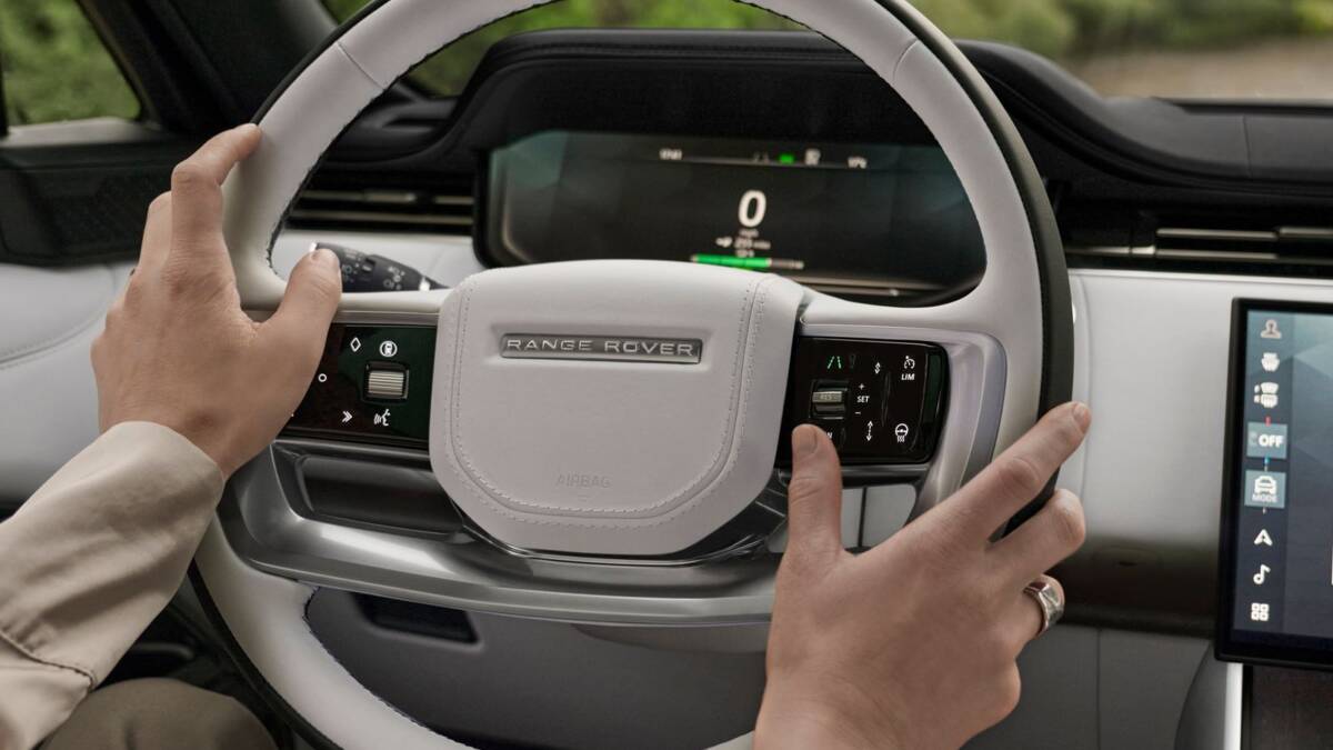 Руль Range Rover Electric в руках водителя