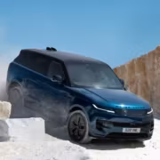 Range Rover Sport Electric получил запас хода до 602 км и цену от £109 810 1 Электрический Range Rover Sport переезд по каменистой местности
