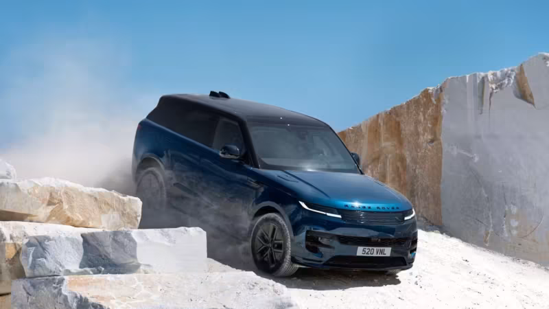 Электрический Range Rover Sport переезд по каменистой местности
