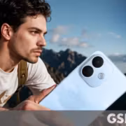 Мужчина с рюкзаком использует смартфон Redmi Note 17 Pro на природе