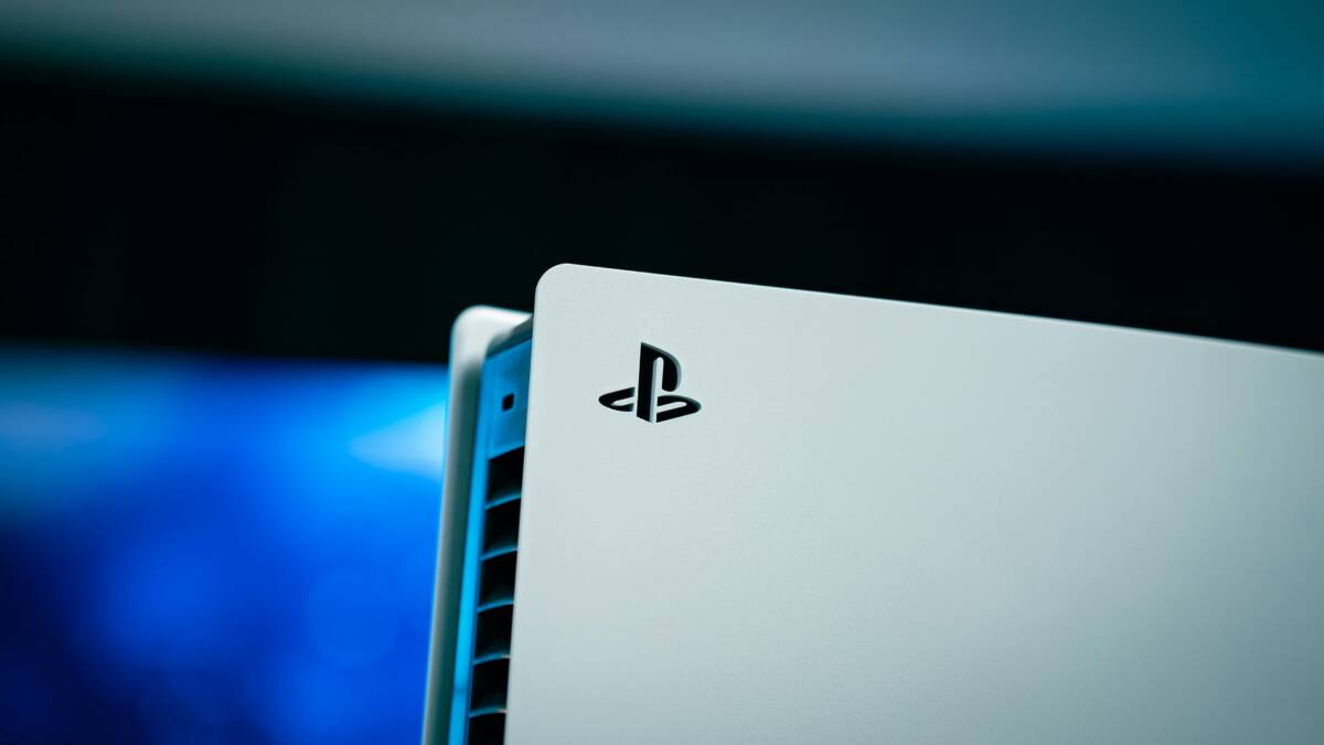 Ремейк Demon’s Souls запустили на ПК через эмуляторы PlayStation 5 1 PlayStation 5 частично видно на синем фоне