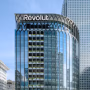 Revolut раскрыла данные клиентов из-за поддельных запросов госоргана 1 Бутылки и чашки на столе Revolut в кафе