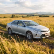 Россияне выбирают Toyota Camry XV50 и Hyundai Solaris среди 10-летних иномарок 2 Toyota Camry XV50 на просёлочной дороге в поле