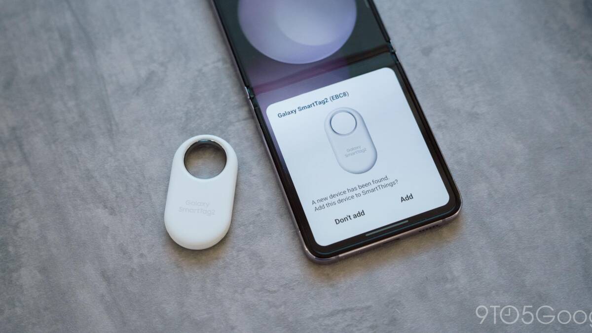 Метка Galaxy SmartTag2 и смартфон с приложением Galaxy SmartThings