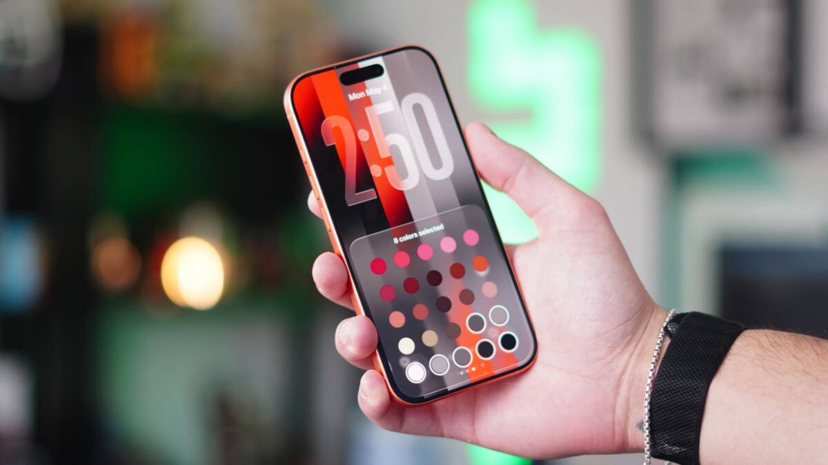 Человек держит iPhone 18 Pro с OLED-экраном