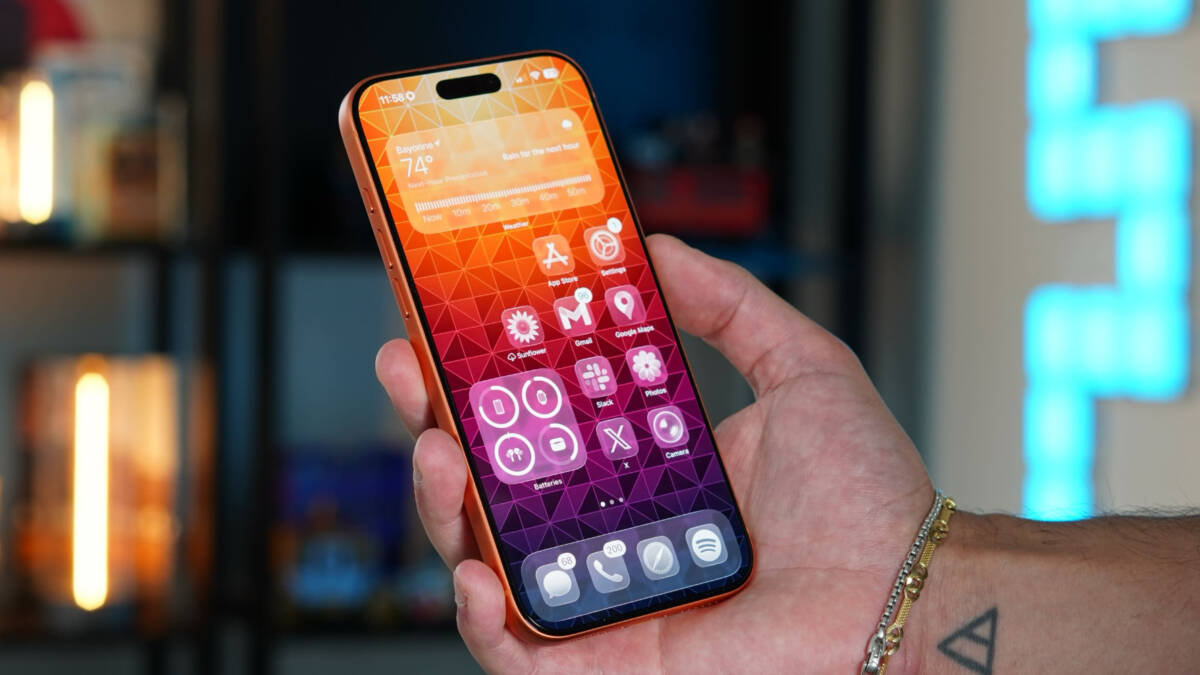 Рука держит iPhone 15 Pro с OLED-экраном