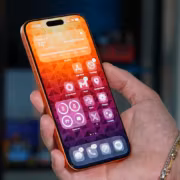 Рука держит iPhone 15 Pro с OLED-экраном