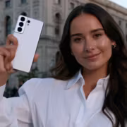 Девушка держит смартфон Samsung с белым корпусом