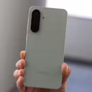 Модель Samsung Galaxy A56 на руке