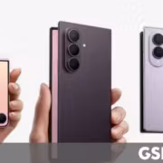 Смартфоны Galaxy Z Fold8 и Fold8 Ultra в руке на белом фоне