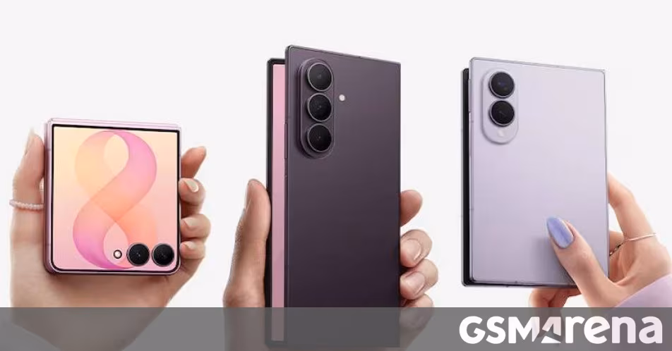 Смартфоны Galaxy Z Fold8 и Fold8 Ultra в руке на белом фоне
