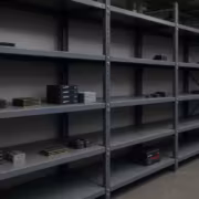 Пустые стеллажи с запасами памяти Samsung и SK hynix