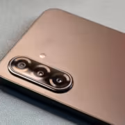 Samsung наращивает выпуск Galaxy A, выделив 18 млн штук под самые дешёвые модели 1 Тыльная сторона смартфона Samsung Galaxy A с тройной камерой и светодиодной вспышкой