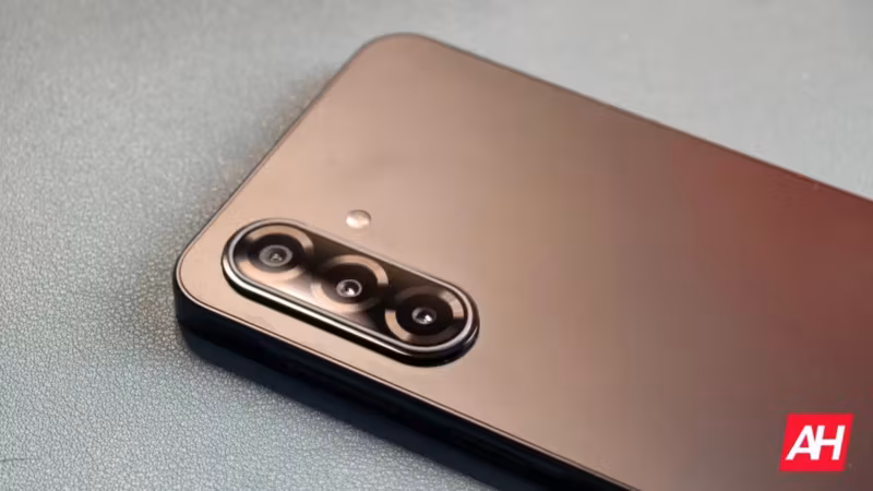 Тыльная сторона смартфона Samsung Galaxy A с тройной камерой и светодиодной вспышкой