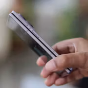 Человек держит смартфон Samsung Galaxy Z Fold8 в руке
