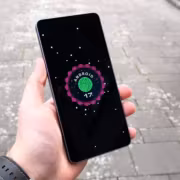 Samsung открыла бета-программу One UI 9 для Galaxy S25, Flip 7 и Fold 7 1 Мужчина держит смартфон Samsung Galaxy S25 с запуском Android 17