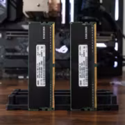 Samsung передаст расширение выпуска модулей DDR5 подрядчикам 2 Две планки памяти Samsung DDR5 в вертикальном положении