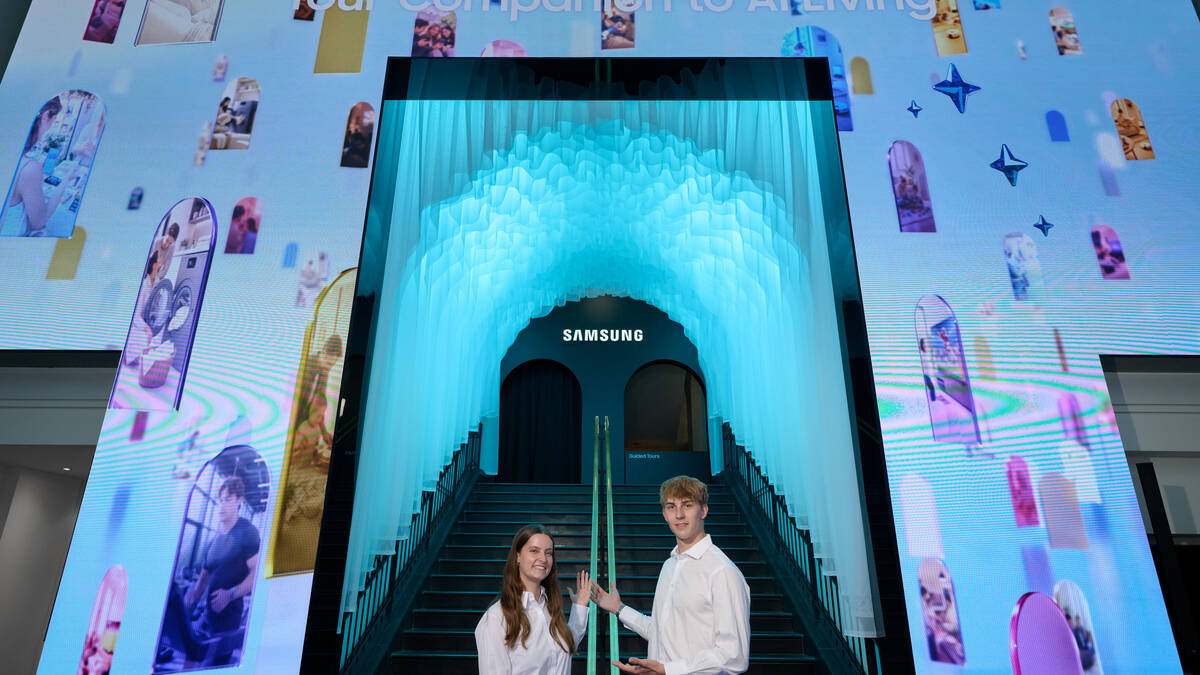 Цветная лестница внутри большого экрана Samsung Galaxy Z Fold